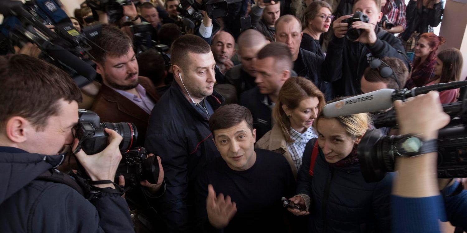 Volodymyr Zelenskyj (längst fram i mitten) ser ut att bli valvinnare i Ukraina.