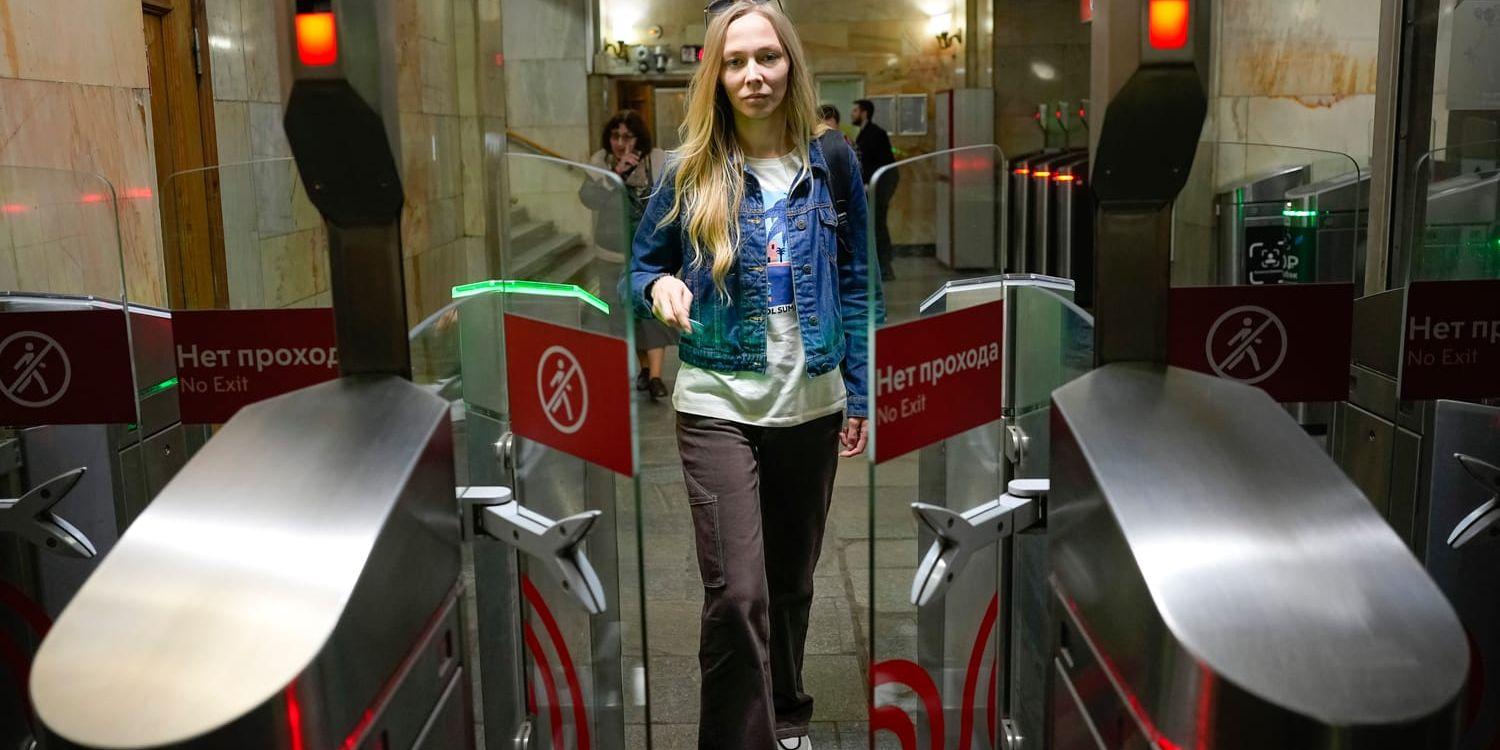 Jekaterina Maksimova går igenom tunnelbanespärrarna i Moskva – något hon vanligtvis undviker. Bild tagen den 22 maj.