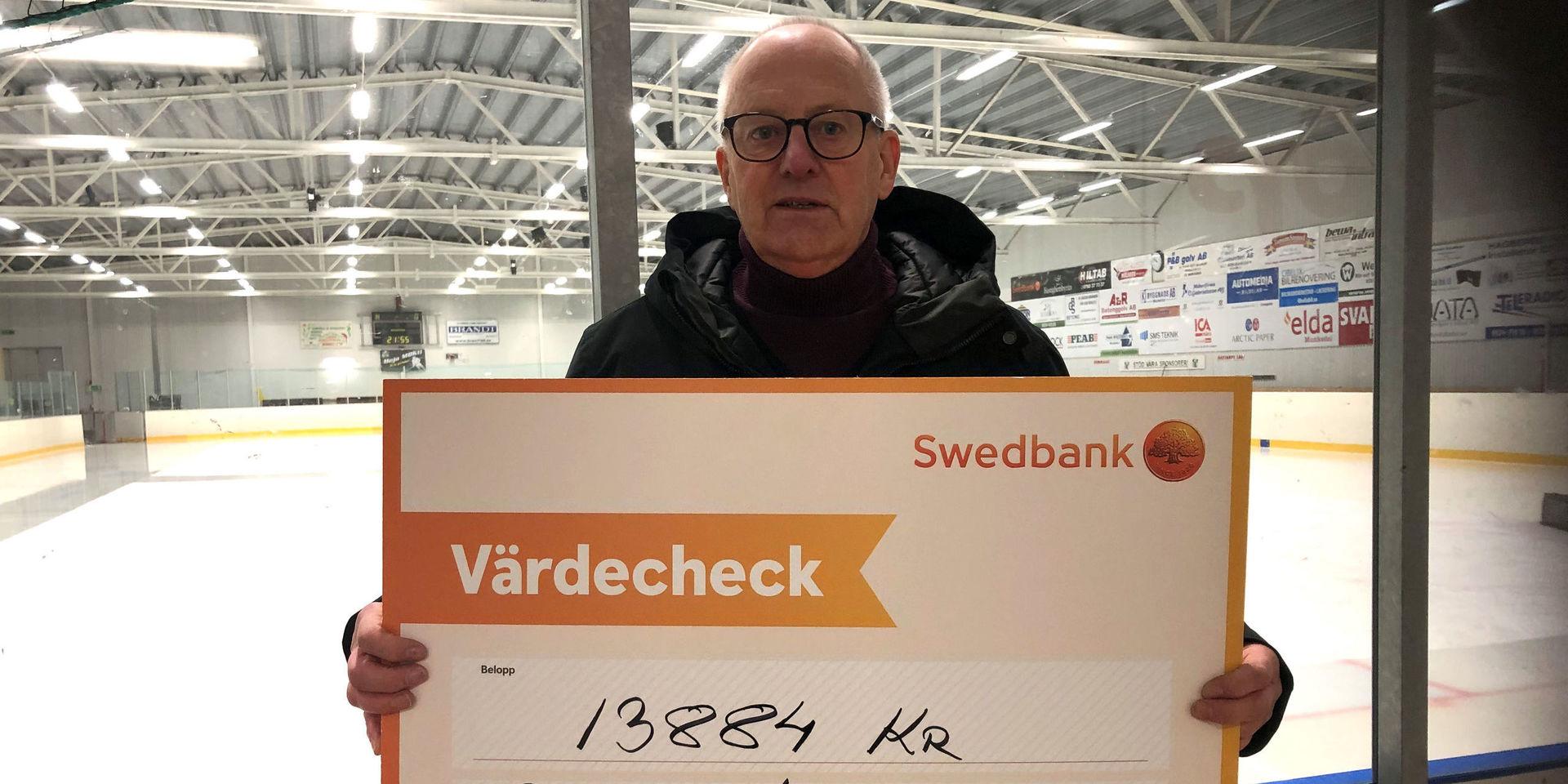 Kent Sjöholm från organisationen Proliv väst tog emot checken på 13 884 kronor. 