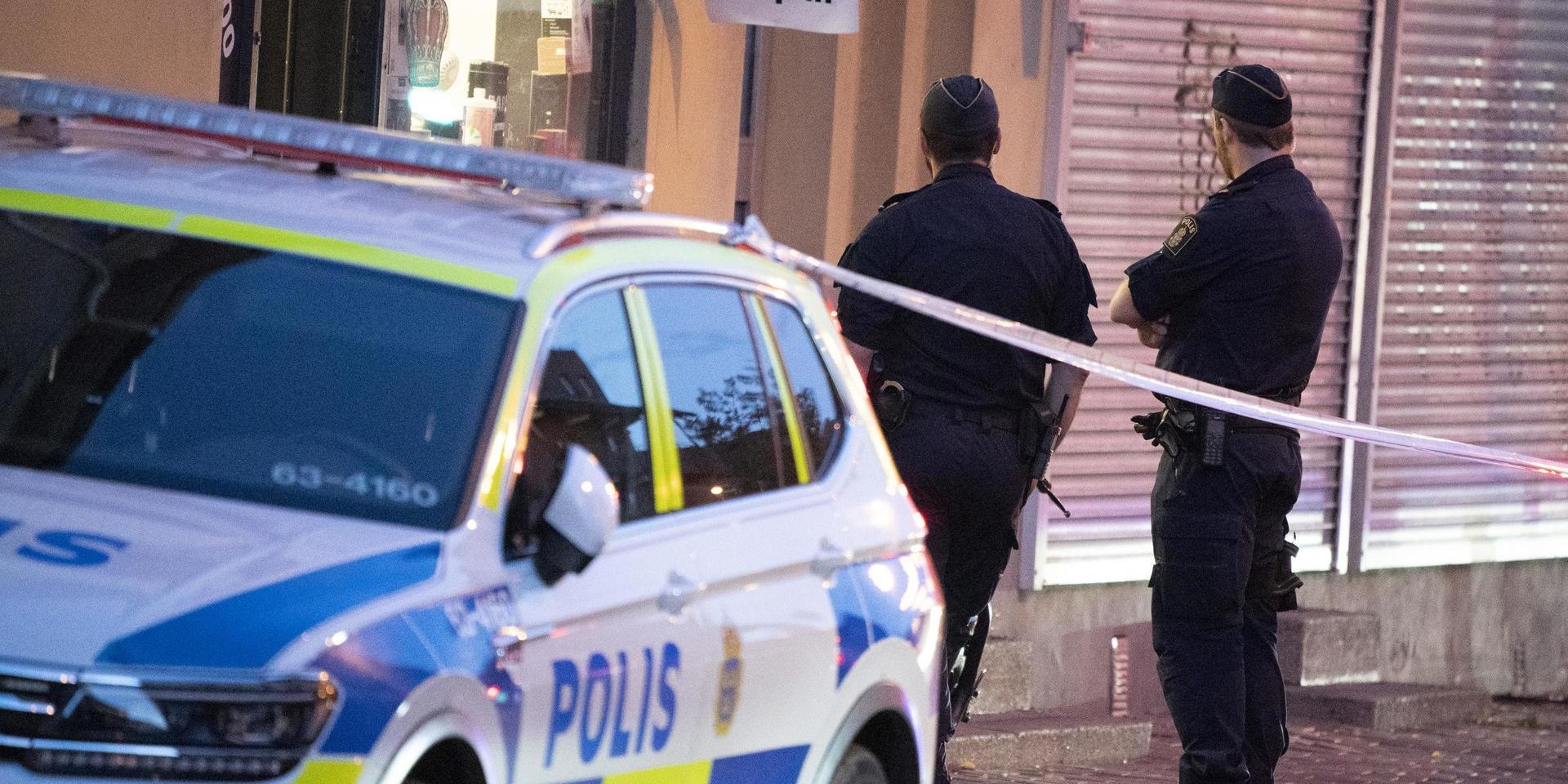 Polis och avspärrningar utanför en frisersalong på Södra Stenbocksgatan i Helsingborg efter att en yngre man förts till sjukhus i en privatbil. 