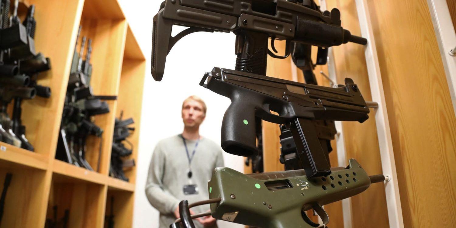 Mikael Högfors, chef på NFC:s vapengrupp, visar kulsprutepistoler för militärt bruk.