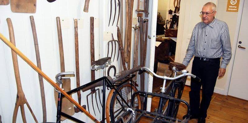 Yngve Carlsson visar några cyklar från fabriker som är okända. Foto: Terje W Fredh