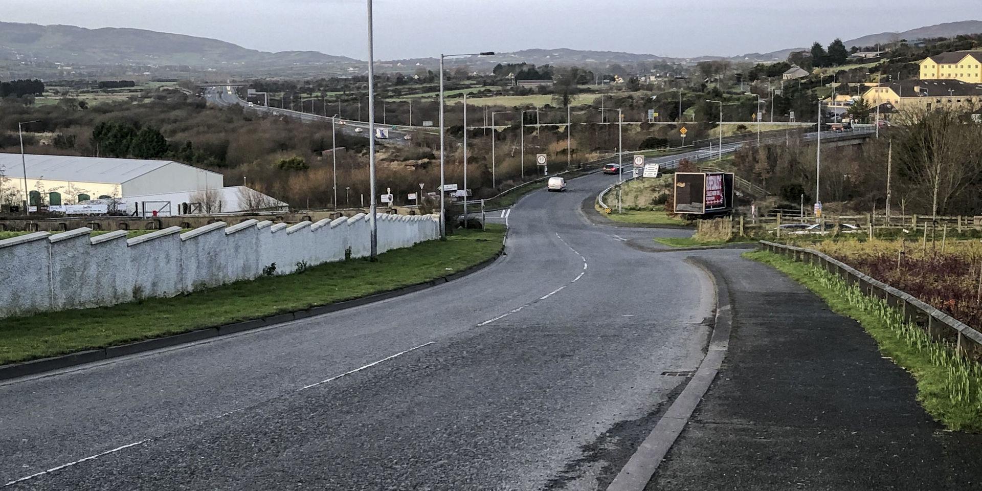 Landsvägen skär över den omärkta gränsen mellan Nordirland och Irland kring byarna Jonesborough och Carrickarnon. 