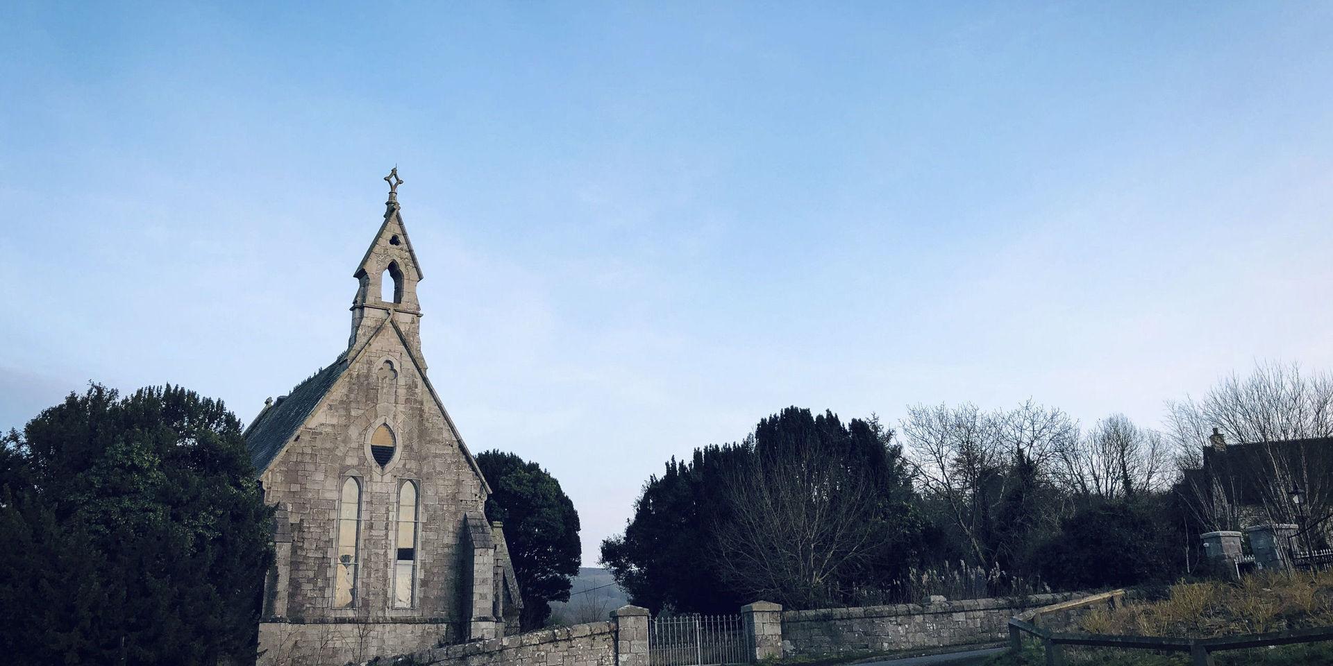 Den gamla kyrkan i Jonesborough ligger i Nordirland. Men kyrkogården på baksidan tillhör Irland.