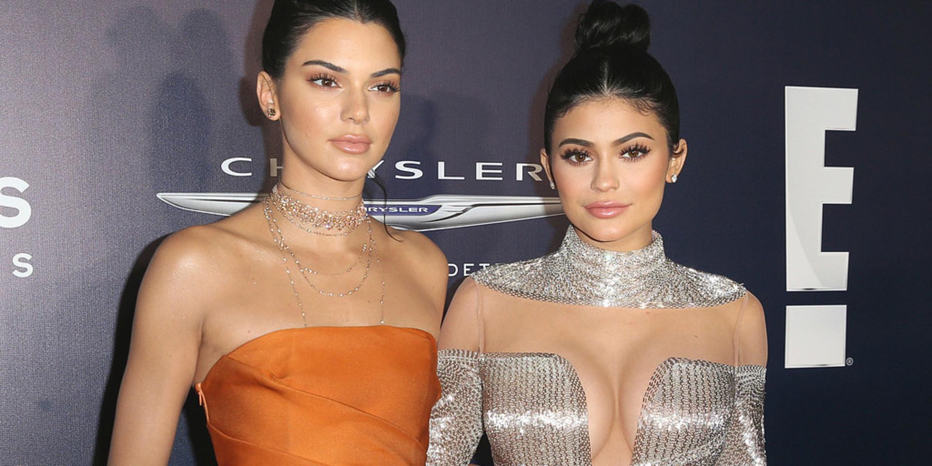 Kylie Jenner, till höger i bild, är världens yngsta dollarmiljardär enligt Forbes. Här tillsammans med sin syster Kendall Jenner. 