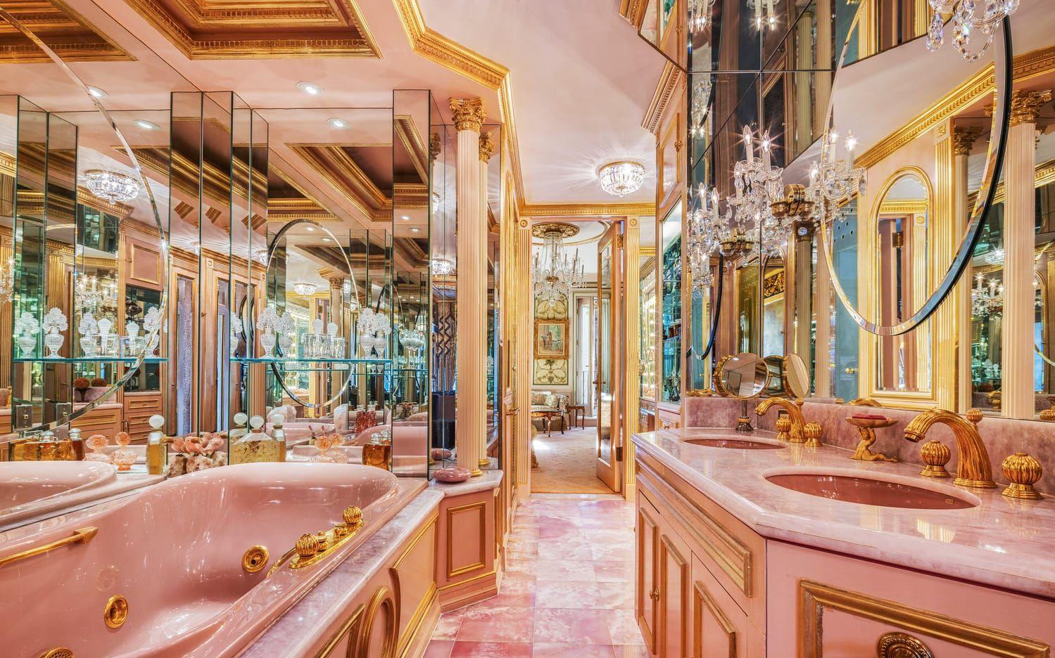 Till master suite tillhör ett rosa badrum med gulddetaljer, överallt.