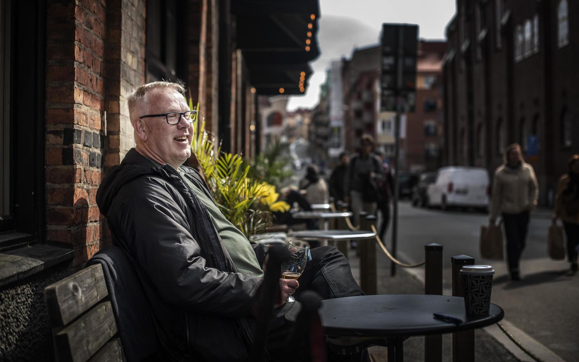 Stefan Tingström berättar hur han och hans fru, precis innan pandemin svepte in i Sverige, flyttade närmare stan för att just komma närmare utelivet.  ”Så detta är verkligen jätteskönt – något man längtat efter,” säger han. 