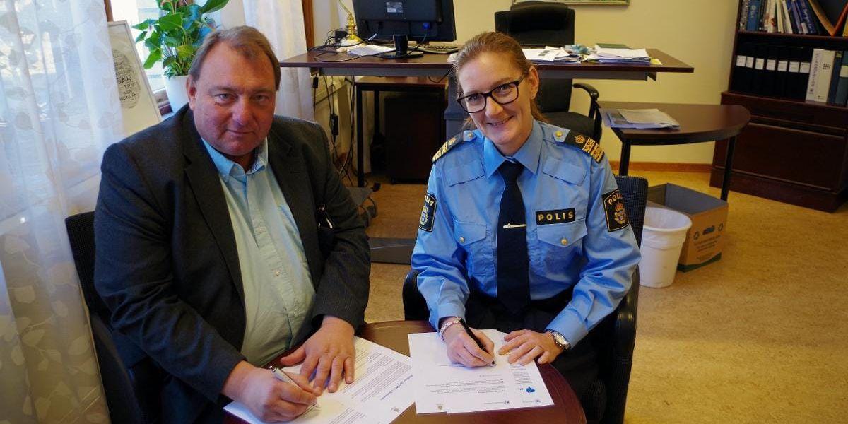 Mats Abrahamsson (M), kommunalråd i Sotenäs, och Nina Heyden, chef för lokalpolisområde Västra Fyrbodal, undertecknade medborgarlöftet.