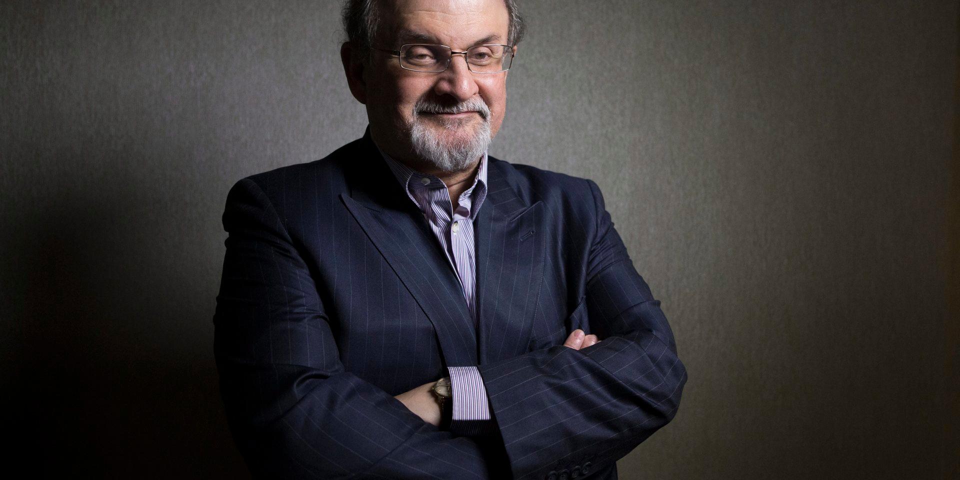 Under ett framträdande i New York knivhöggs den 75-åriga författaren Salman Rushdie.