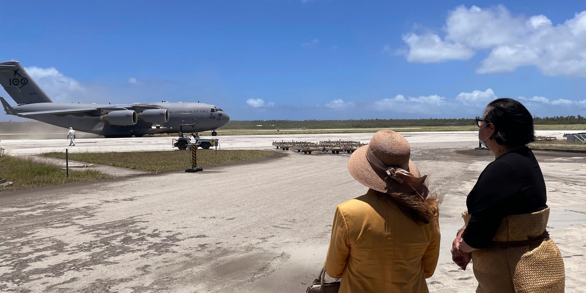 Australiens högkommissionär Rachael Moore och Tongas utrikesminister, Fekitamoeloa Utoikamanu ser på när det första stora hjälpplanet landar.