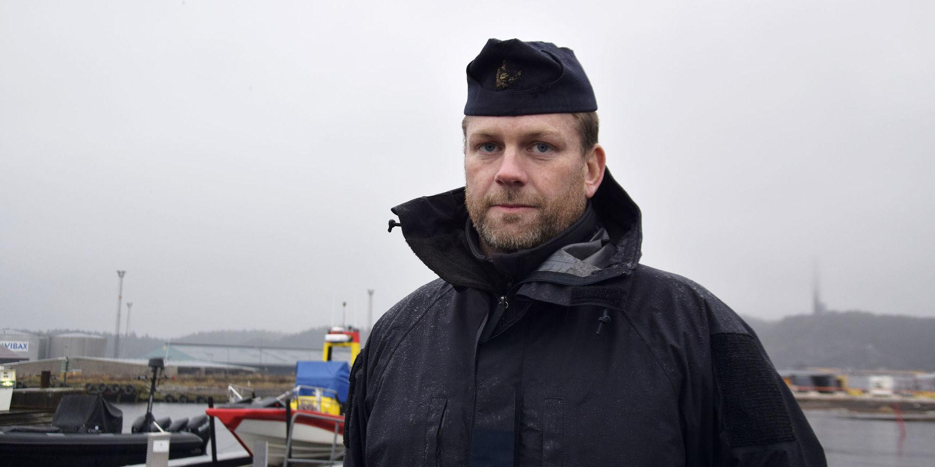 Johan Olsson, taktikchef på röjdykardivision, är vid södra hamnen i Uddevalla och söker efter Wilma Andersson under tisdagen. 