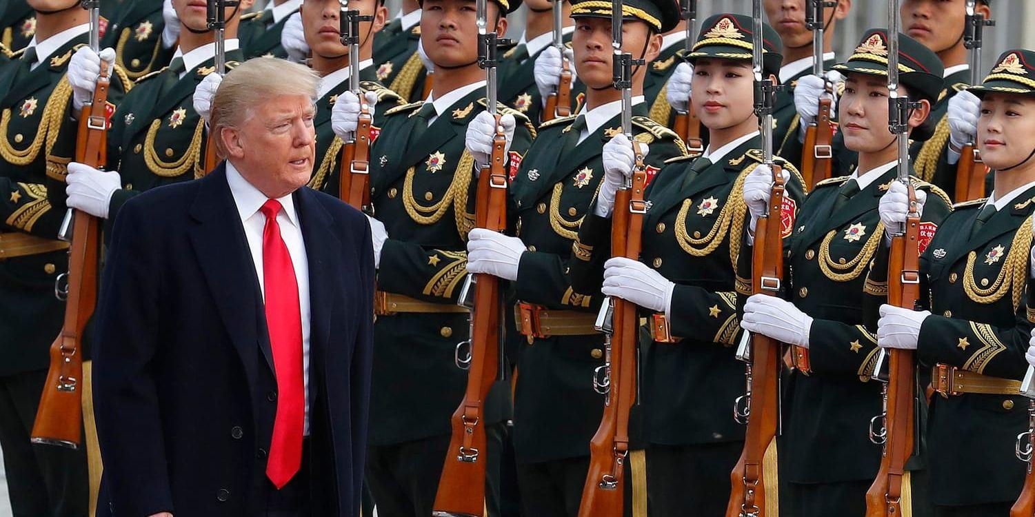USA:s president Donald Trump inspekterar en hedersvakt i Kinas huvudstad Peking.
