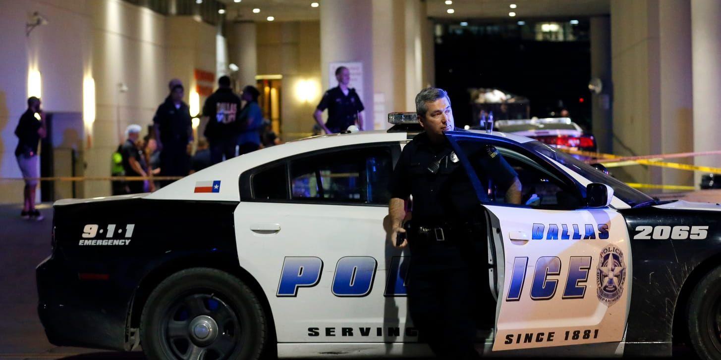 En polis i Dallas kommer fram till Baylor University Medical Center där många kollegor redan samlats efter skjutningarna.