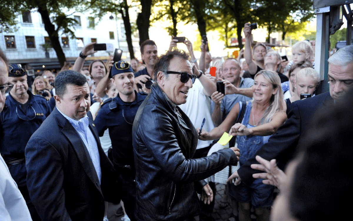 Bruce Springsteen anländer till restaurangen Kometen i Göteborg. Foto: Ciprian Gorga.