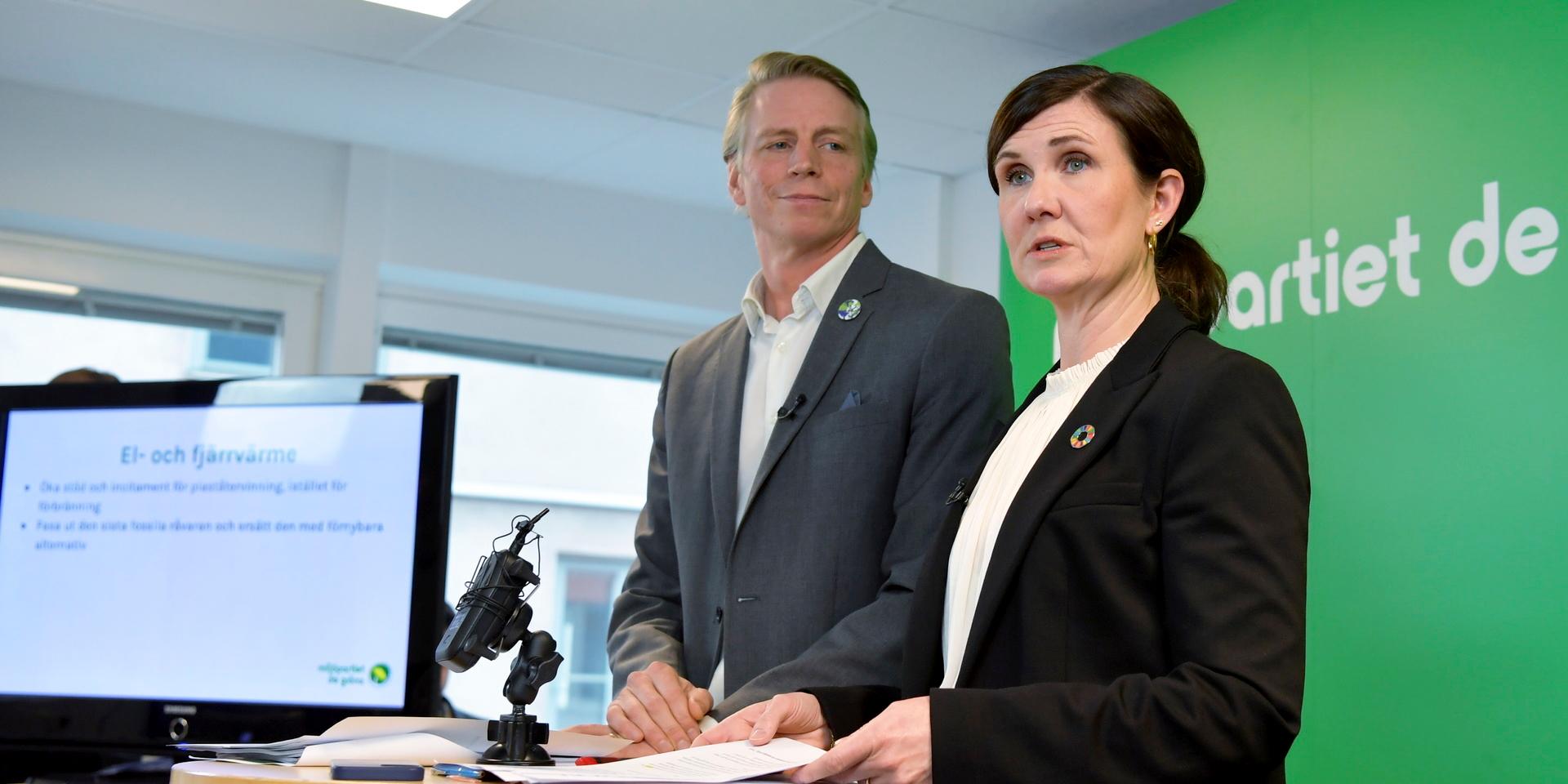 Målar framtiden mörkgrön. MP-språkrören Per Bolund och Märta Stenevi driver klimat- och miljöfrågorna hårt, i hopp om att rädda partiet över riksdagsspärren.