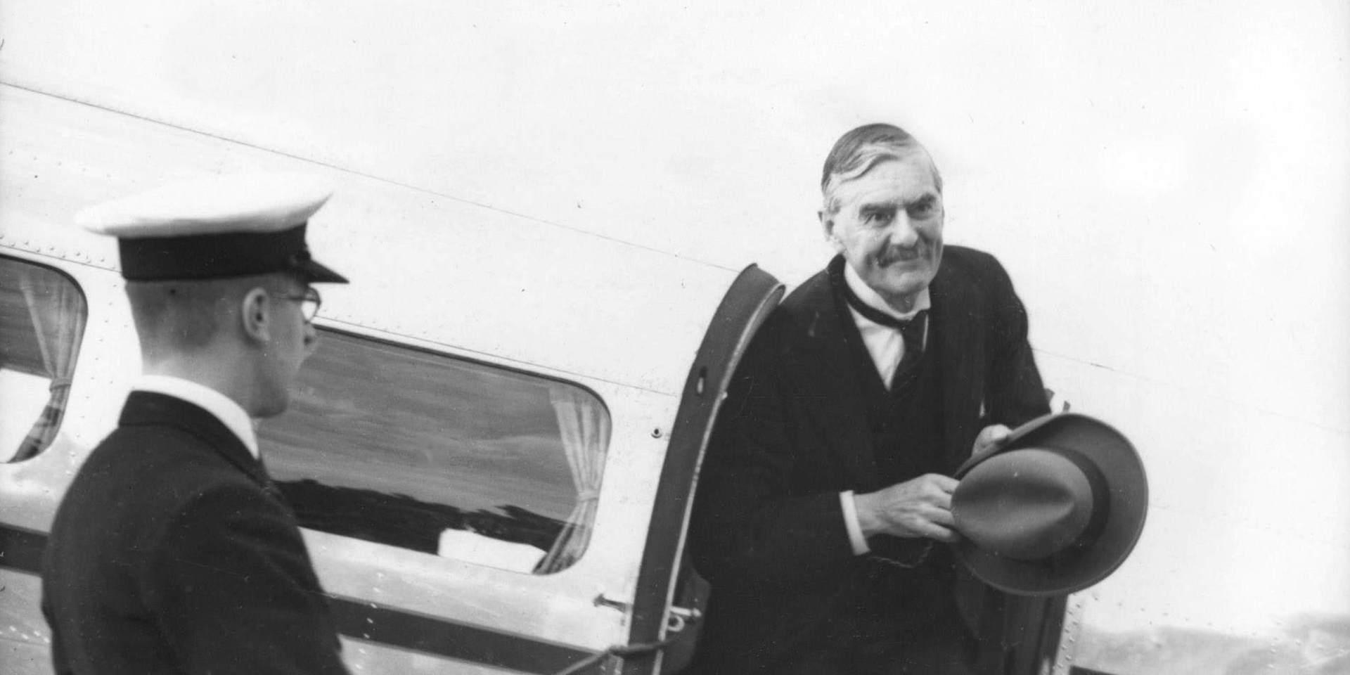 Fred i vår tid! Neville Chamberlain kommer tillbaka från ett möte med Adolf Hitler i september 1938. 