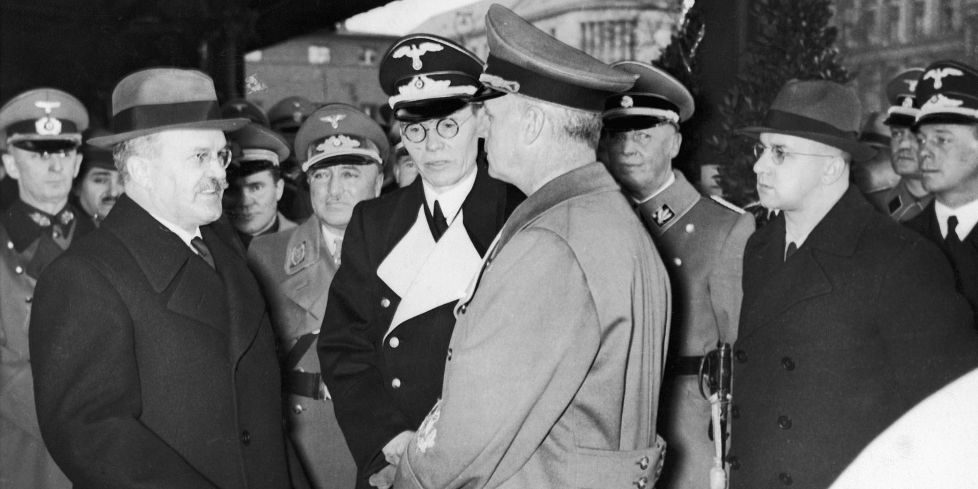 Sovjets utrikesminister Vyacheslav Mikhailovich Molotov, till vänster, med Tysklands utrikesminister Joachim von Ribbentrop i Berlin i november 1940. 