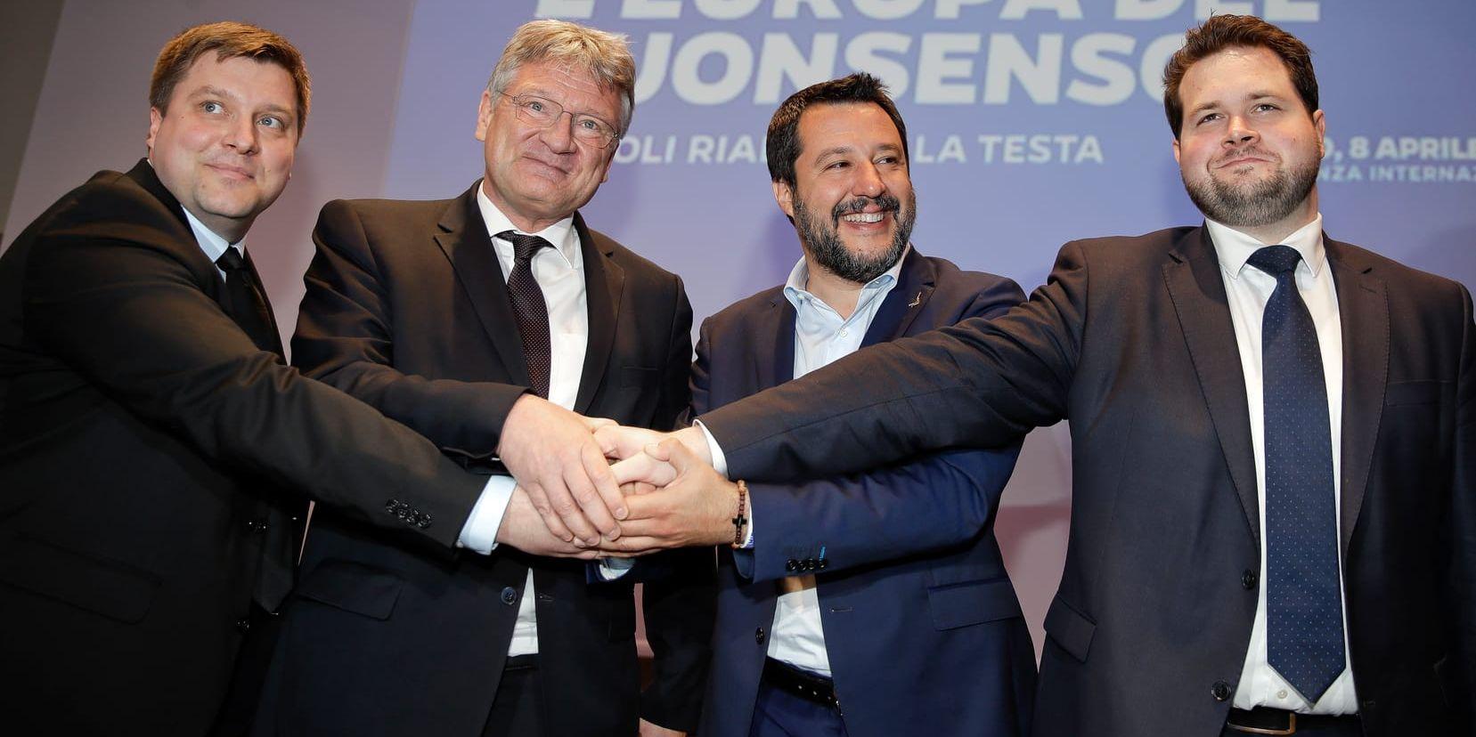 Ett fyrfaldigt handslag mellan Olli Kotro, Sannfinländarna, Jörg Meuthen, Alternativ för Tyskland, Matteo Salvini, Lega och Anders Vistisen, Dansk Folkeparti, vid en presskonferens i Italien 2019.