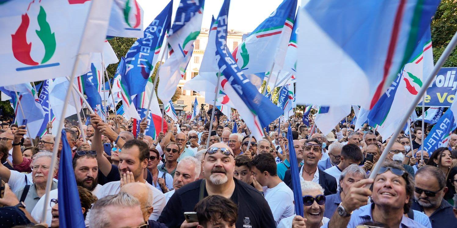 Anhängare till Italiens bröder i samband med ett framträdande av partiledaren Giorgia Meloni. Partiet, med rötterna i fascistiska Movimento sociale italiano, leder opinionsmätningarna inför valet nästa helg.