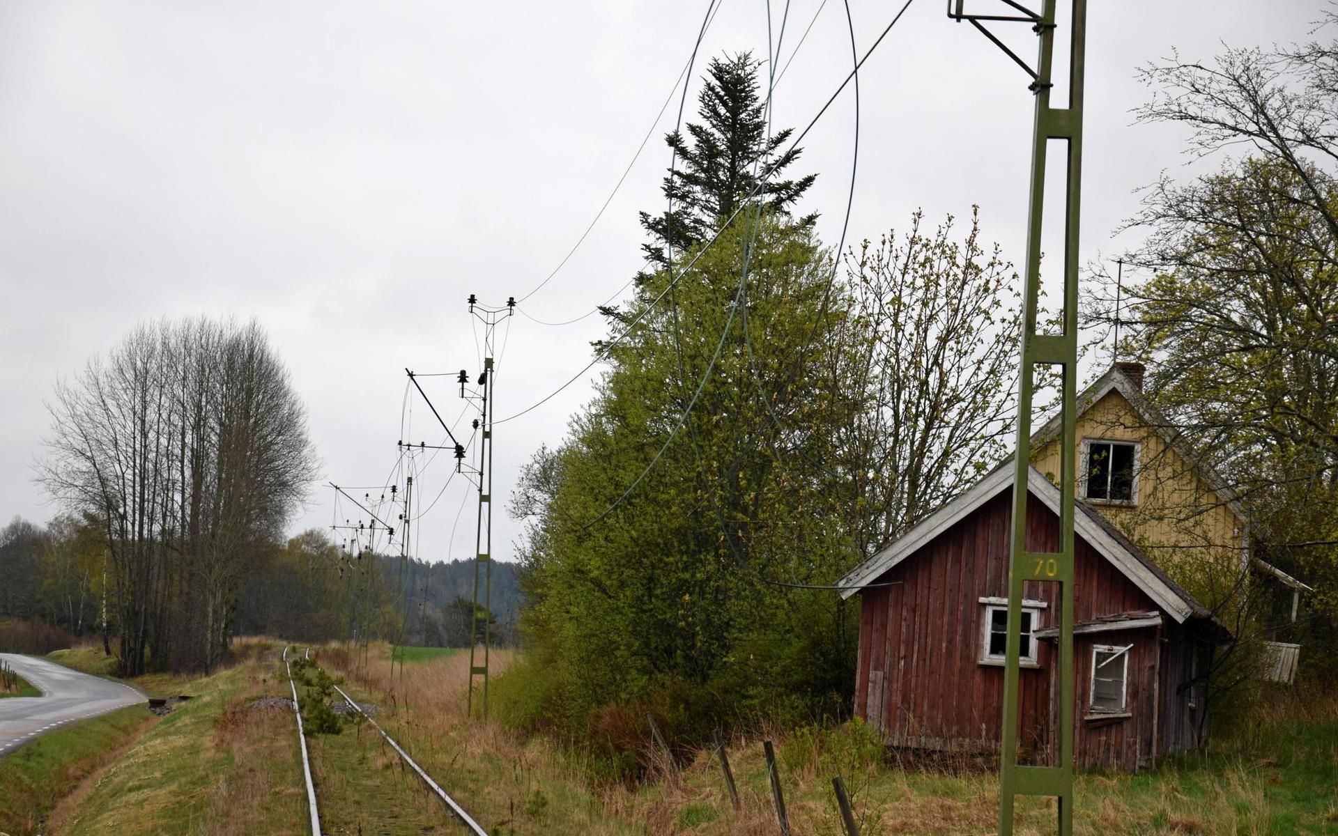 I närheten av Gläborg har tjuvar klippt starkströmsledningen som en gång försörjde tågen till Lysekil med el. 
