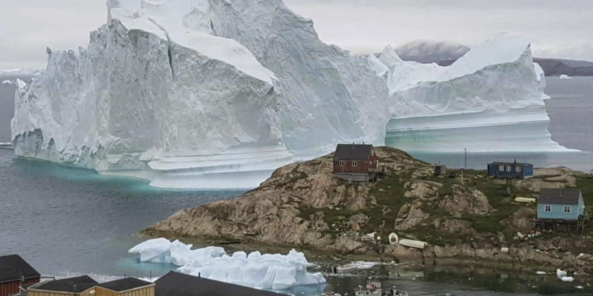 Isarna smälter. Här ser vi ett isberg utanför Grönlands kust. 
