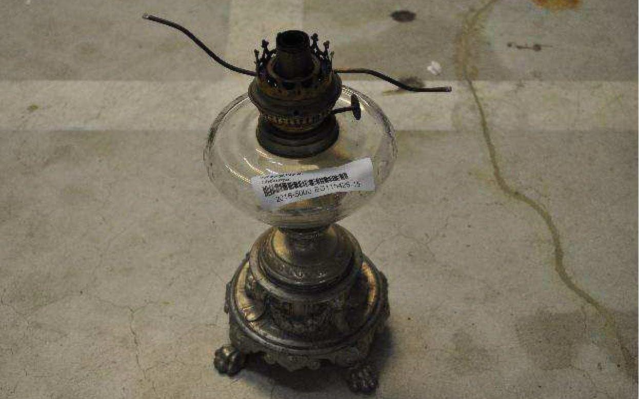 En oljelampa stals från hembygdsmuseet . Foto från polisens förundersökning.