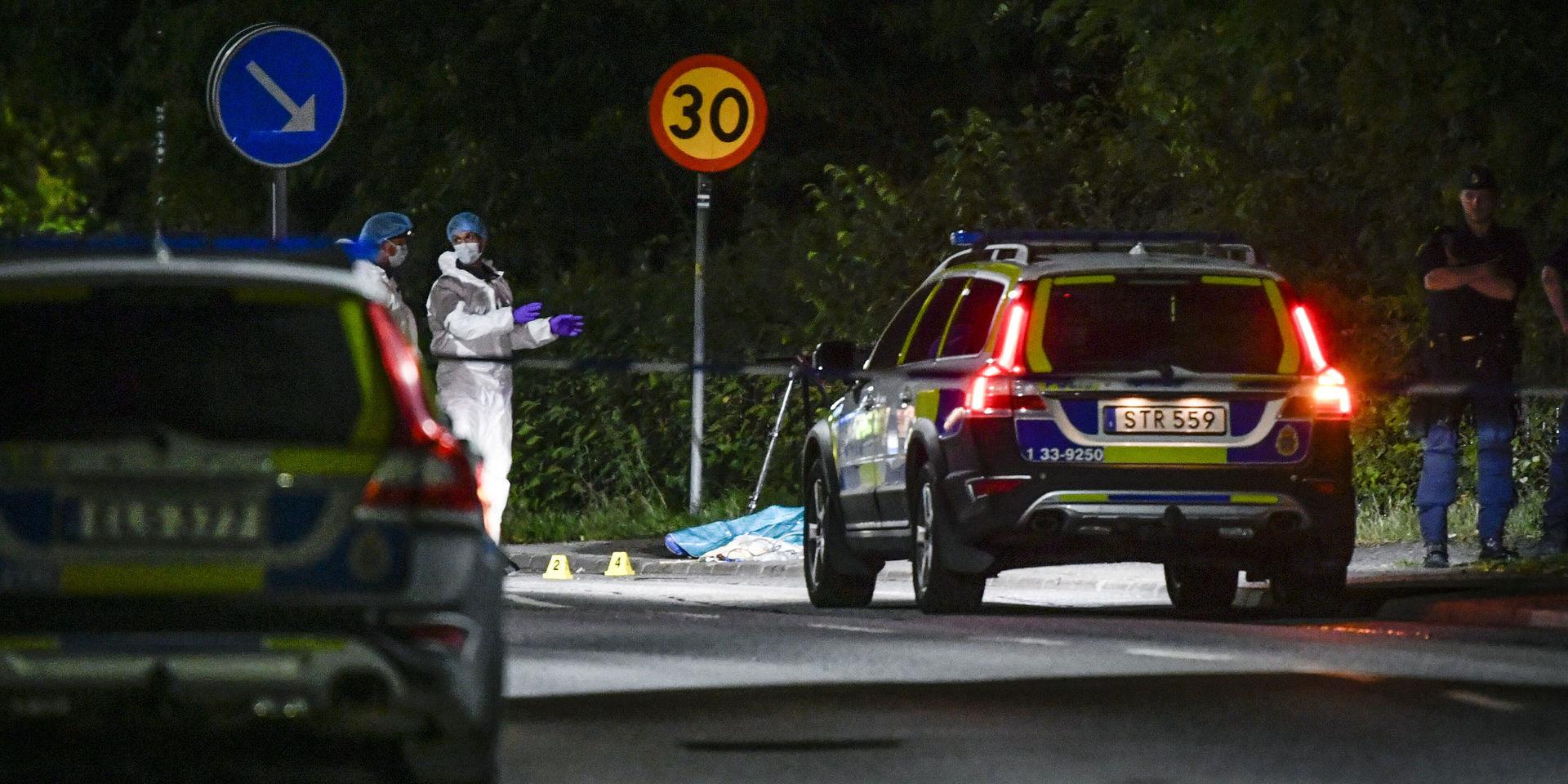 Polis och tekniker vid avspärrning i närheten av den plats i Stocksund strax norr om Stockholm där en man påträffades efter en skottlossning på måndagskvällen. Polisen har hittat hylsor på platsen och bedriver en förundersökning angående mord. 