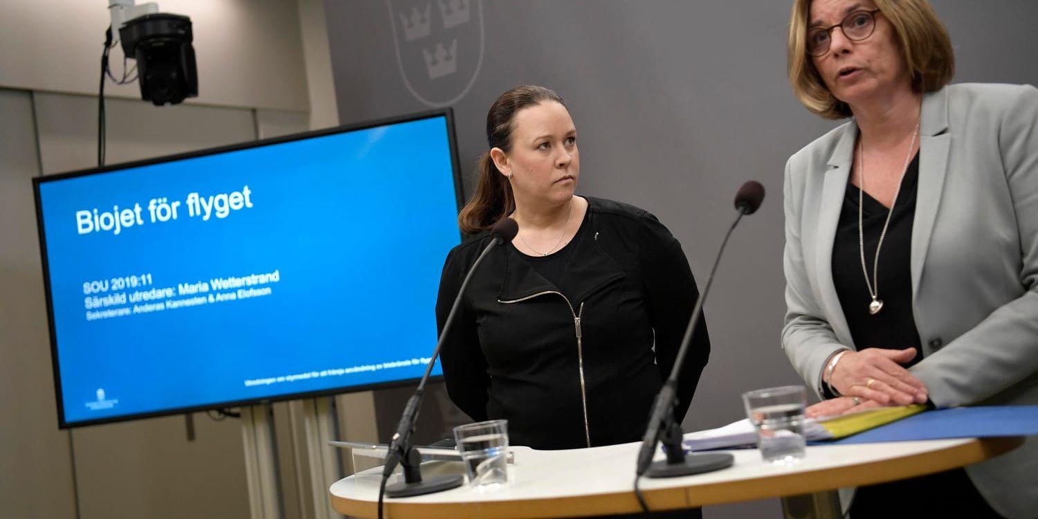 Maria Wetterstrand överlämnar utredningen om bioflygbränsle till miljö- och klimatminister Isabella Lövin. Arkivbild.