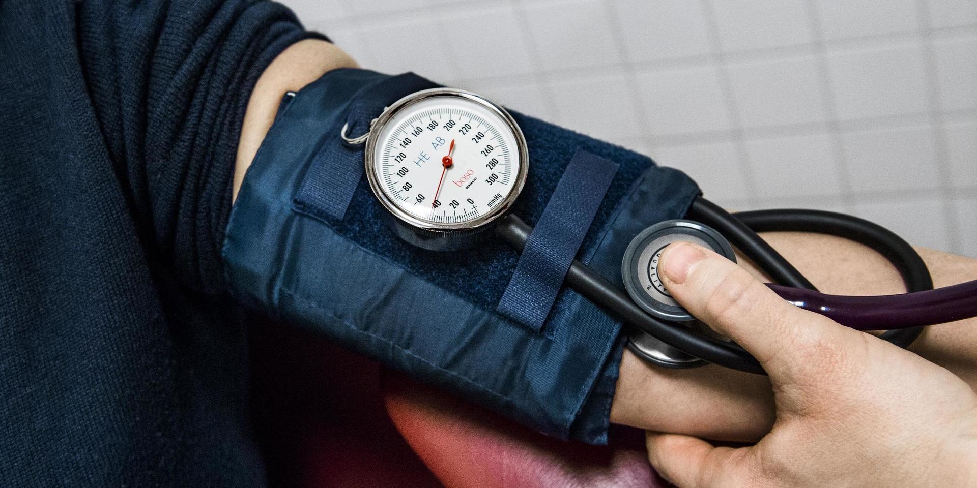 Sjuksköterska mäter blodtryck. Bilden är tagen vid ett tidigare tillfälle.