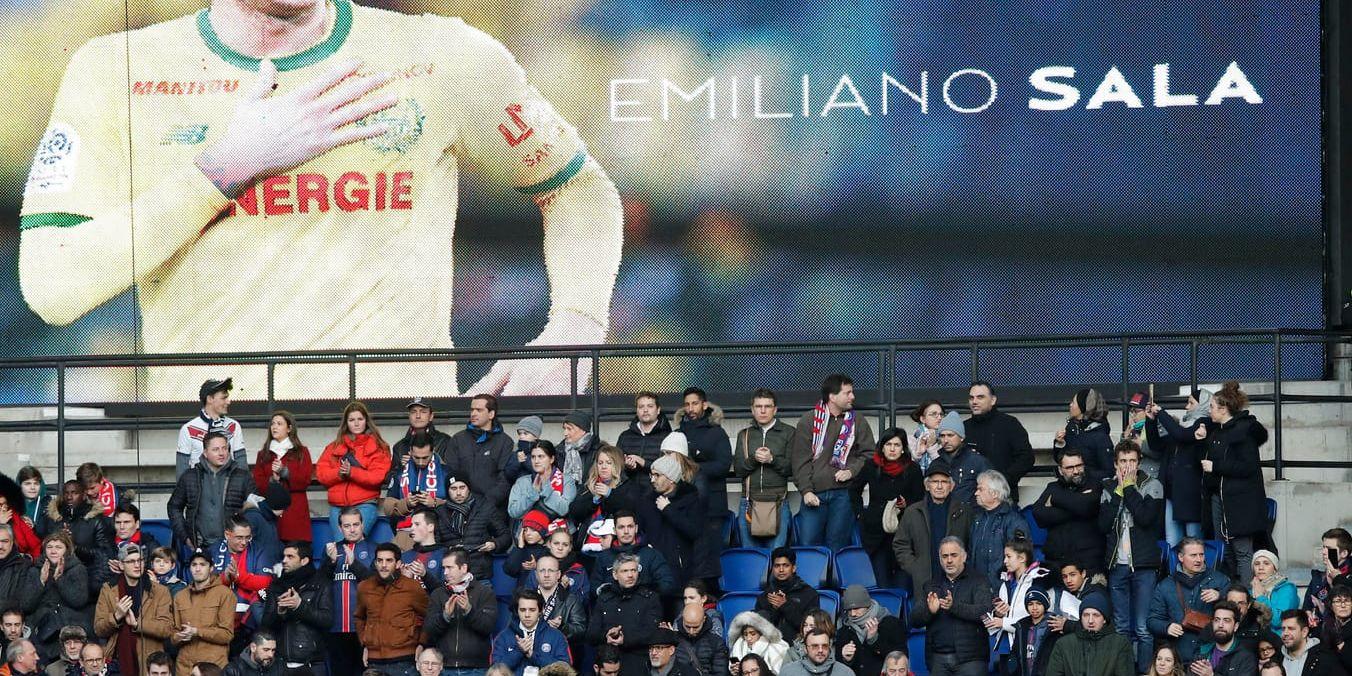 Emiliano Sala har hedrats under Ligue 1-matcher i Frankrike. Nu ska det även hålla tyst minut i veckans Champions League- och Europa League-matcher.