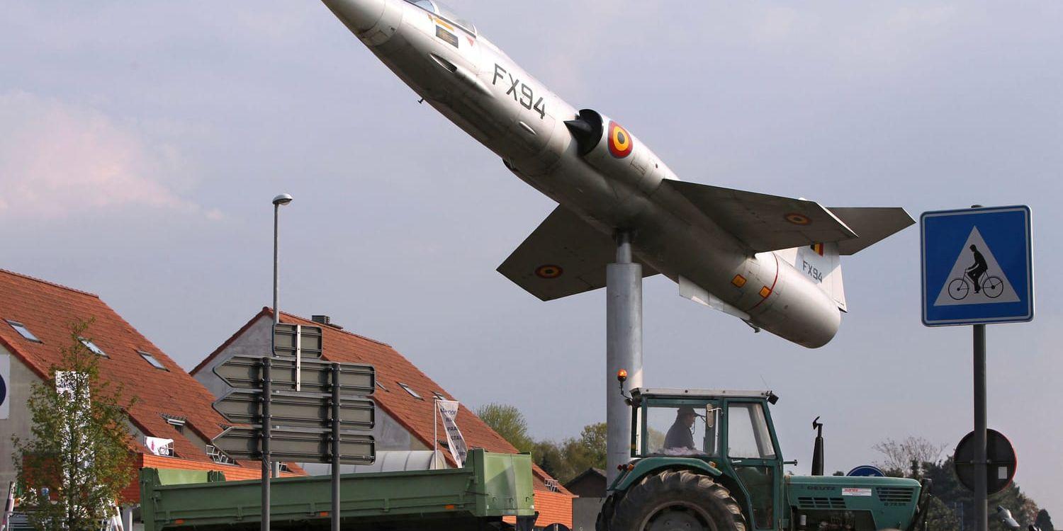 Ett jaktplan står staty vid Grote Brogel i Belgien, nära flygbasen Kleine Brogel. Arkivfoto.