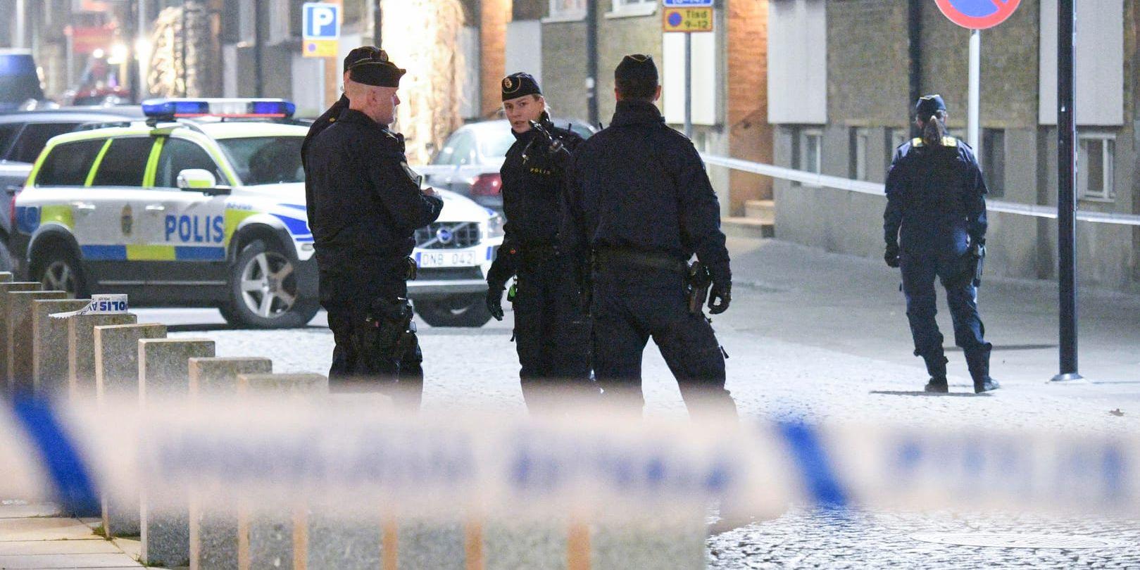 Polisen på plats efter en skottlossning I centrala Landskrona på fredagskvällen.