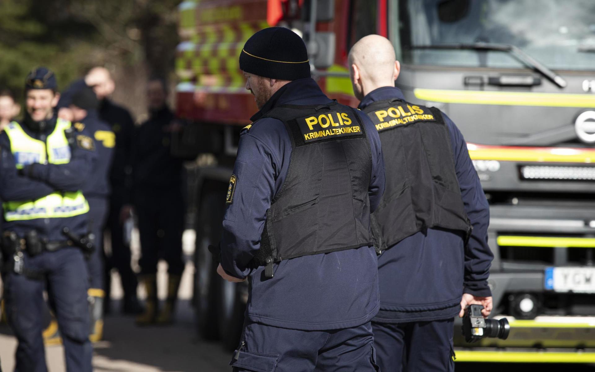 Polisen arbetade på platsen dagen efter branden i Halmstad.