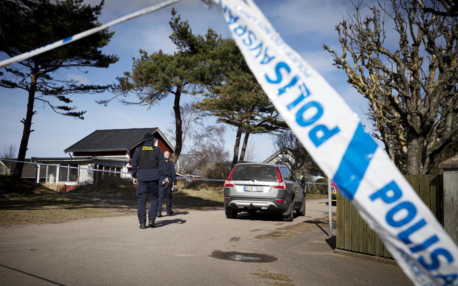 Polisen arbetade på platsen dagen efter branden i Halmstad.