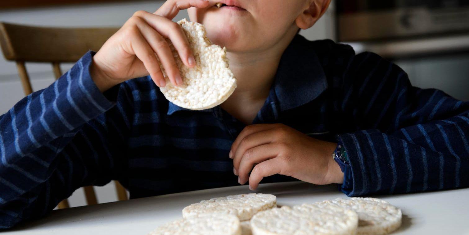 Barn under sex år bör inte äta riskakor, enligt Livsmedelsverket.