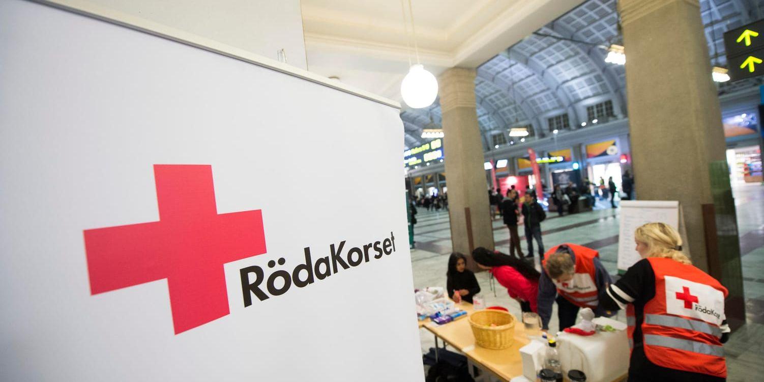 Personal från Röda Korset på centralstationen i Stockholm, dit flyktingar kom med tåg i stora antal under 2015. Arkivbild.