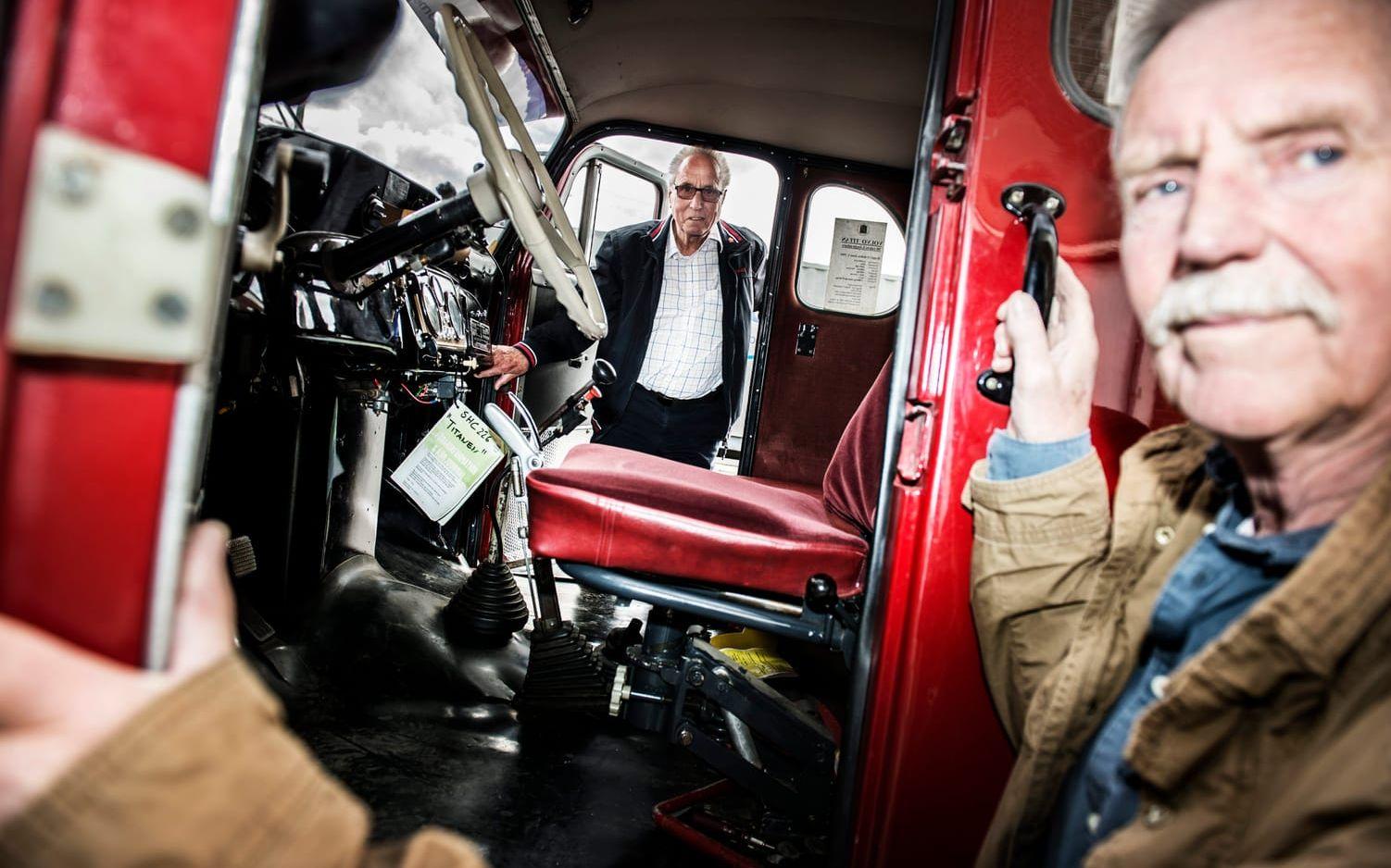 Volvo-veteranerna Leif Bengtsson, till vänster, och Thomas Wadman, längst fram i bild, är två av runt 150 medlemmar i Volvo lastvagnar Veteranfordonsklubb. Bild: Jenny Ingemarsson