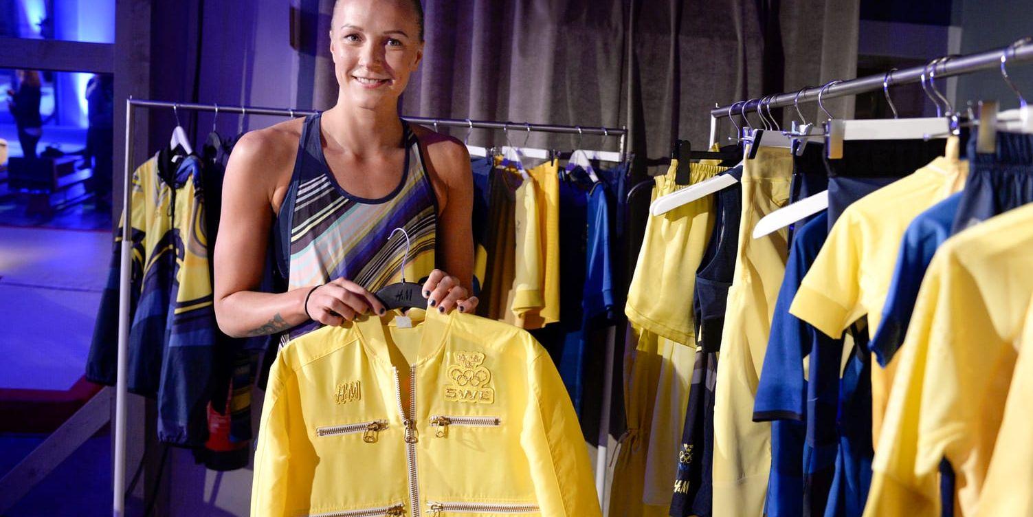 Sarah Sjöström visar Sveriges nya OS-kläder. "De är riktigt schysta. Man märker att det finns en tanke bakom det mesta i designen", säger Sarah Sjöström.