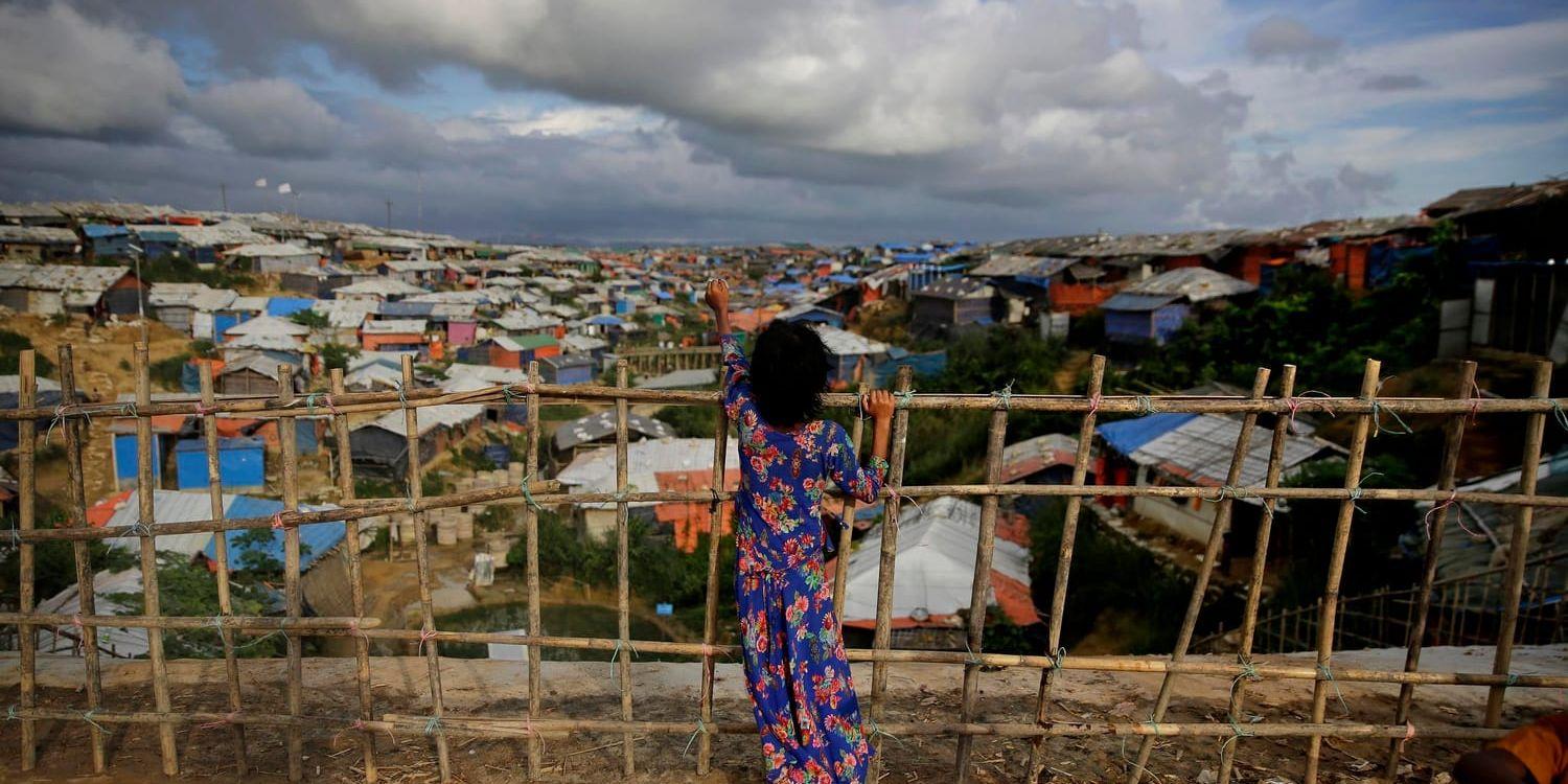 En flicka tittar ut över flyktinglägret Kutupalong i Bangladesh. Lägret i Cox's Bazar räknas som världens allra största med över en halv miljon barn. Arkivbild.
