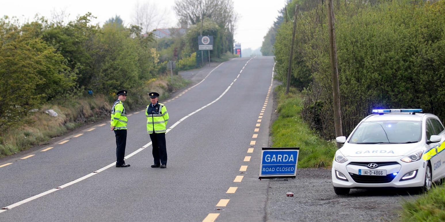 Är det här brexit ska avgöras? Poliser vid den irländska gränsen i samband med ett besök av EU:s förhandlare Michel Barnier nära Castleblayney i våras. Arkivbild.