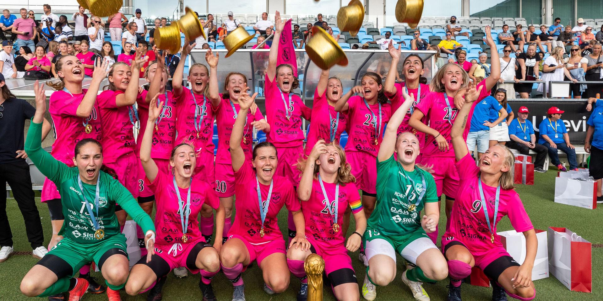 Göteborg jublar efter segern i finalen under Gothia cup i flickor 18 år. Näst längst ner till höger är Louise Persson från Svanesund.