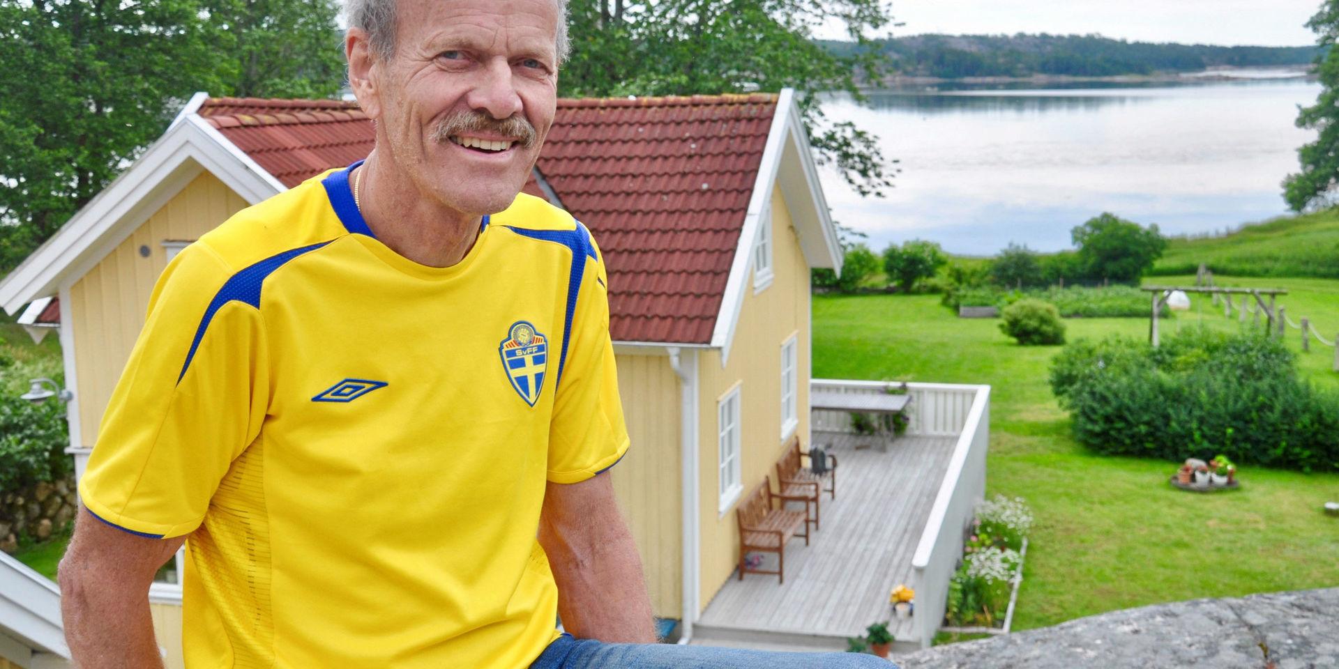 Vid fritidshuset på Resö har Kjell Grönlund vacker utsikt över fjorden. Han följer fotbolls-VM som pågår. &quot;Jag brukar ta på landslagströjan när jag ser på Sveriges matcher&quot;, säger Kjell, som är mycket fotbollsintresserad.