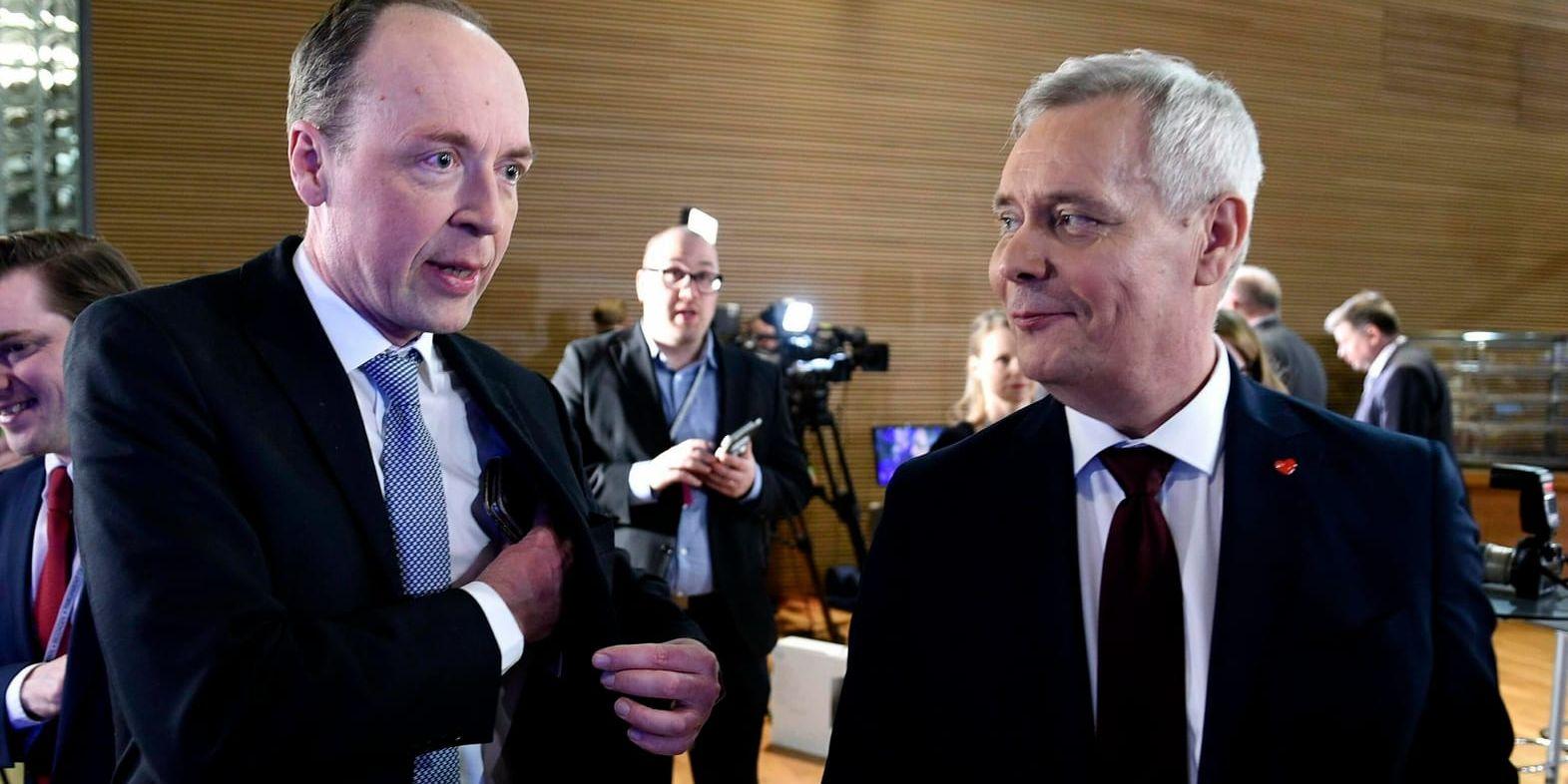 En allians mellan Jussi Halla-aho (t.v.) och Socialdemokraternas ledare Antti Rinne (t.h.) är osannolik, tror statsvetaren Göran Djupsund.