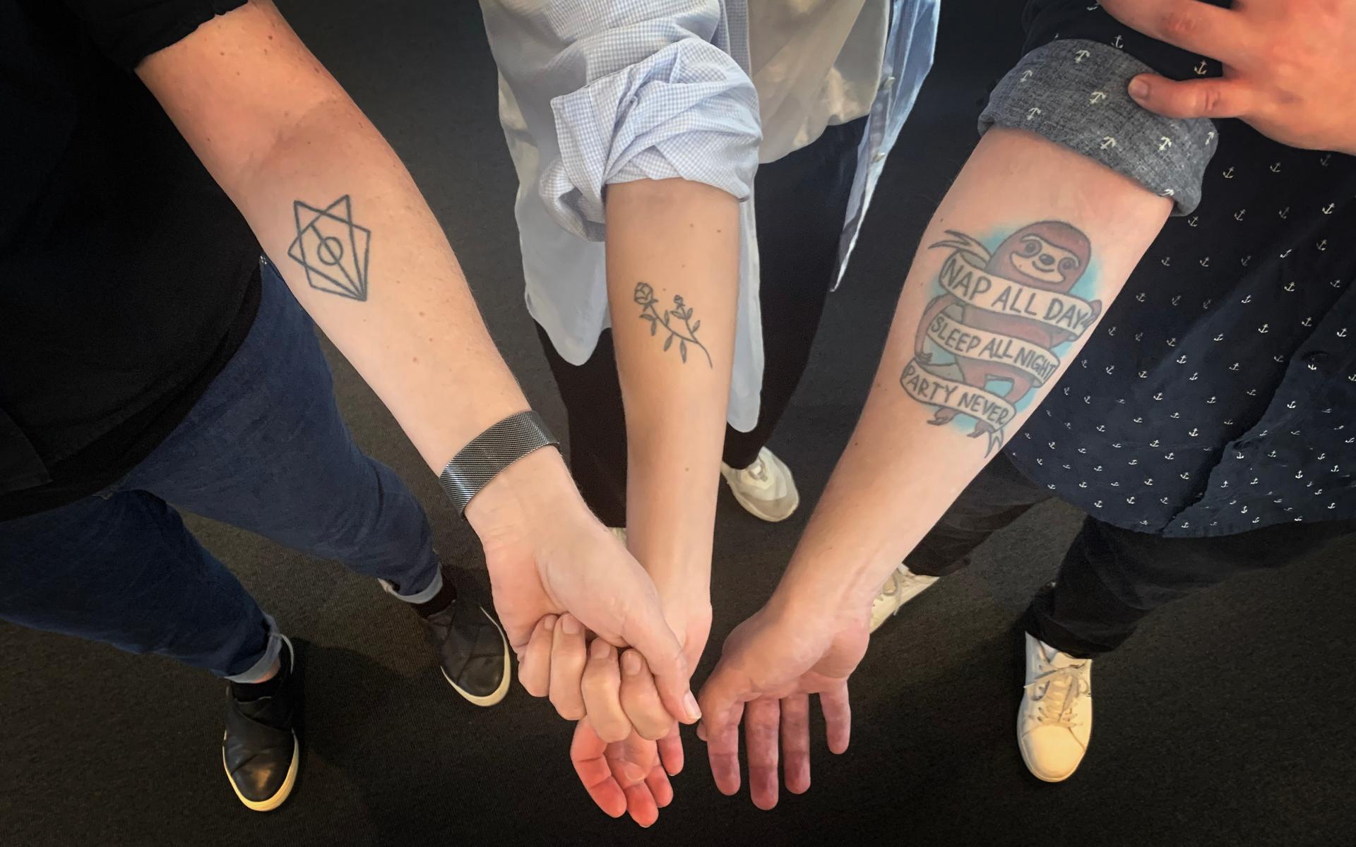 På Bohusläningens redaktion finns det mängder av tatueringar. De här armarna (och gaddningarna) tillhör Karin Carlsson, Elin Gustafsson och Niclas Jonasson.