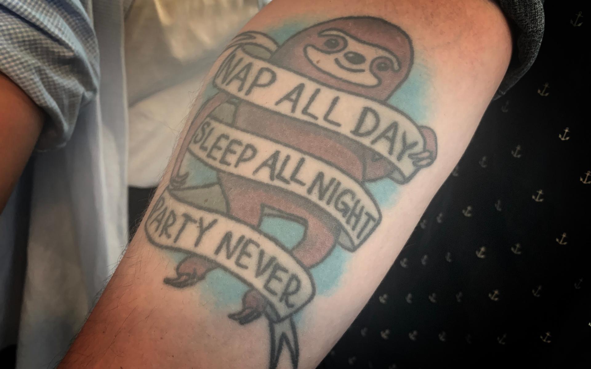 Niclas Jonasson har valt att tatuera in en sengångare tillsammans med ett livsmotto.
