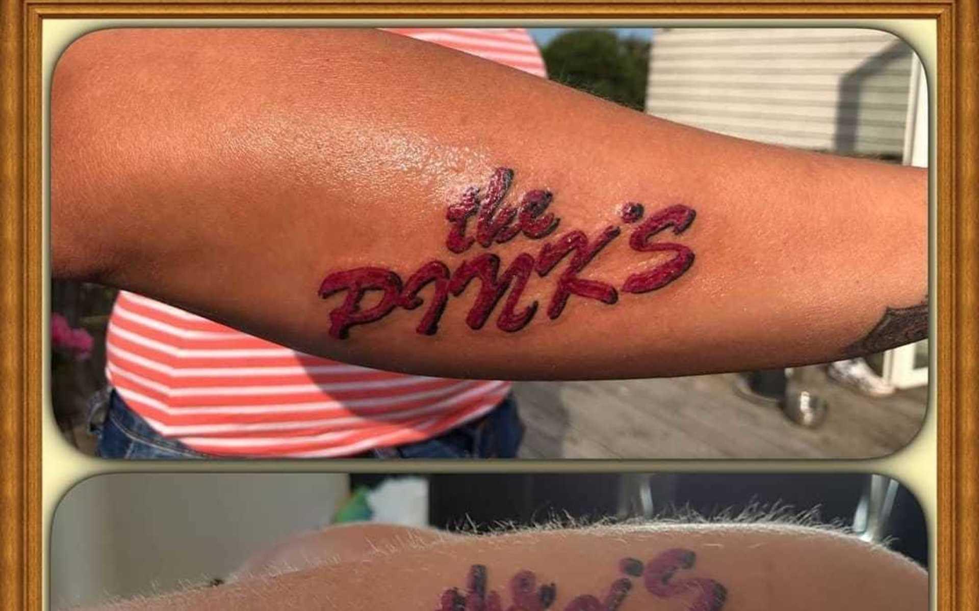 Jag och min barndomsvän har tatuerat in våra idoler The Pinks.