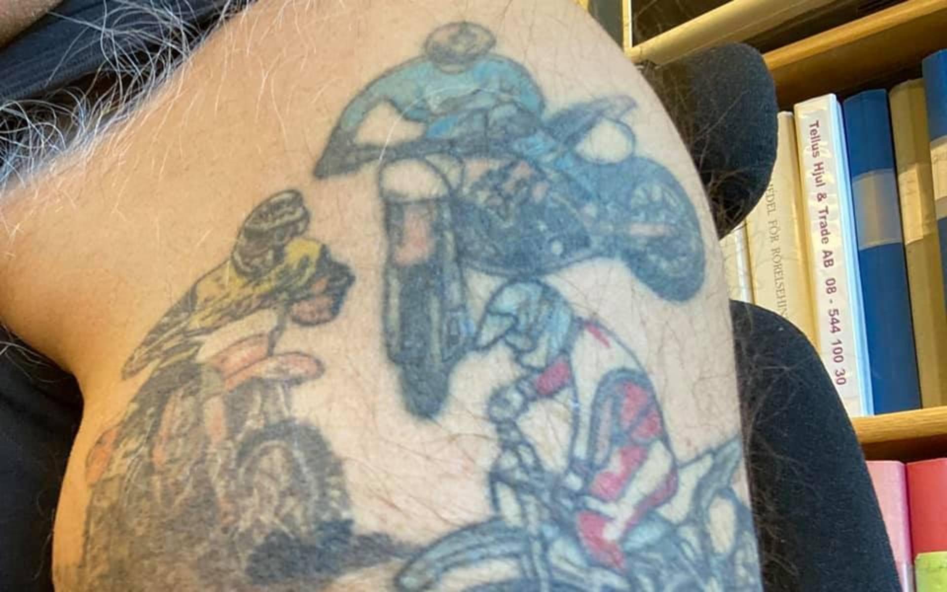 Johnny Fransson bär ständigt ett par motocrossförare på armen.