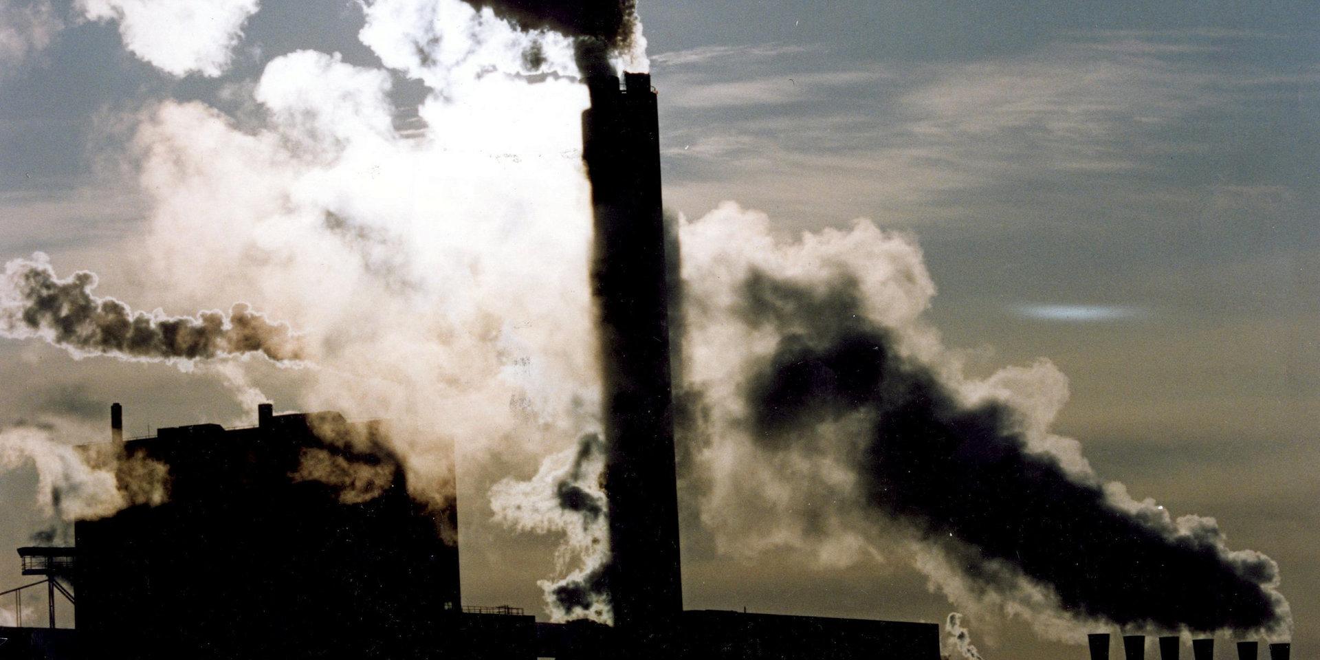 Totalt dör nio miljoner årligen av fossila bränslen, uttrycker debattören.