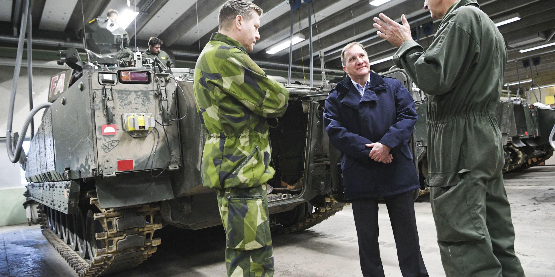Statsminister Stefan Löfven (S) besöker Södra skånska regementet P7 på Revingehed.