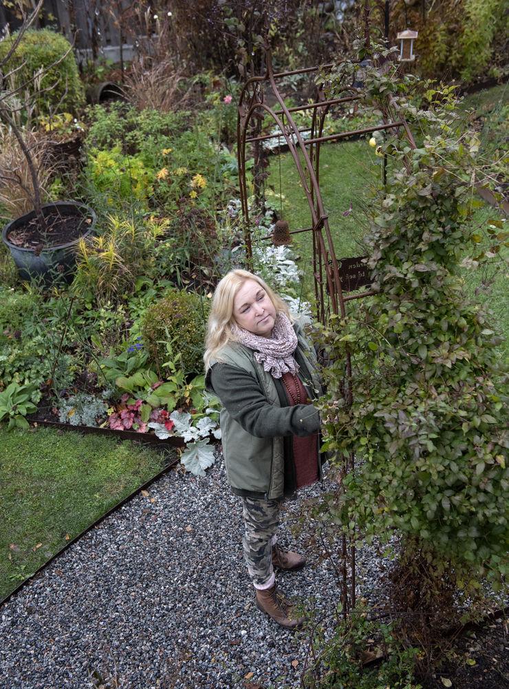 ”För oss är trädgården en lek, inte jobb”, säger Veronica Axelsson om sin och Stefan Jonssons villaträdgård med extra allt.